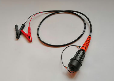 Batteriestromkabel mit Verbindungsstück und entsprechendem Gerätesteckverbinder.